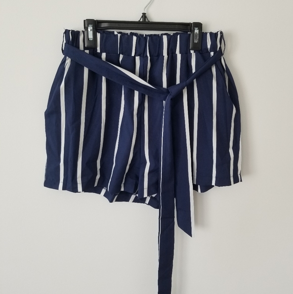 striped shorts with belt and pockets - Picture 1 of 1